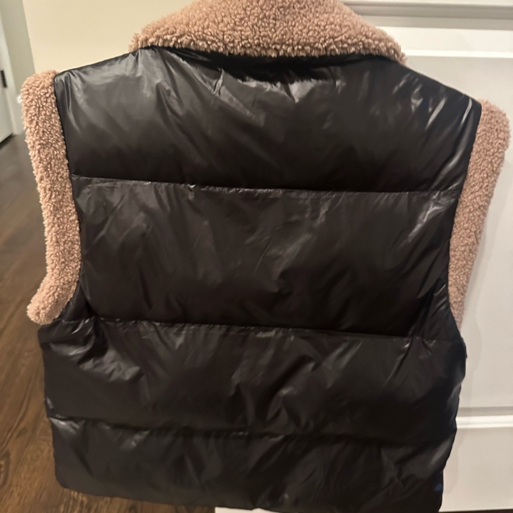 Heartloom Black Vest with Cream Sherpa Trim - Picture 2 of 3